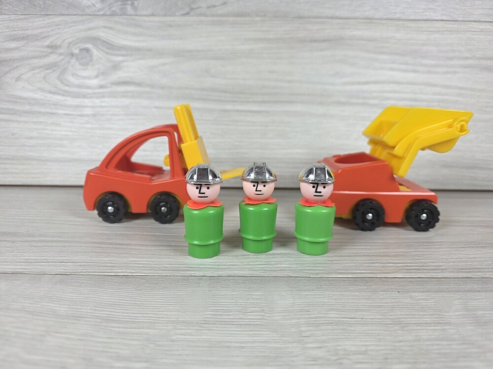 Fisher-Price Construction Toy Vehicles w Three Little People Figures SU41